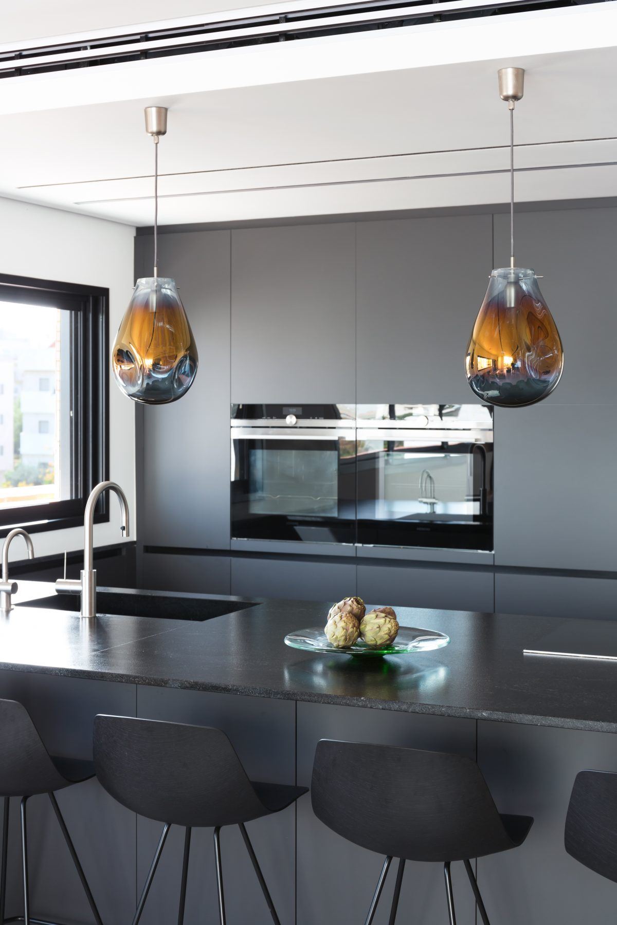 Penthouse apartment – Ra'anana תאורה מעוצבת במטבח על ידי דורי קמחי